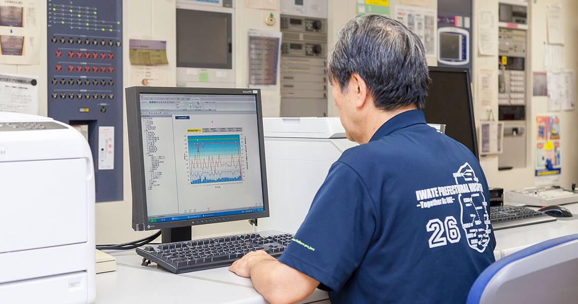 地下1 階にある中央監視室で、病院内の空調・照明の一括管理。